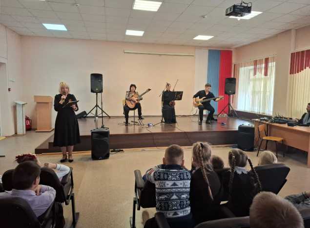 Творческий коллектив «Экспромт» выступил для учащихся школы с. Алферьевка